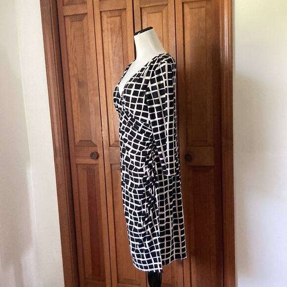 Jessica Howard Black & White Abstract Print Stretch Pullover Dress, Size 12 - Picture 5 of 10